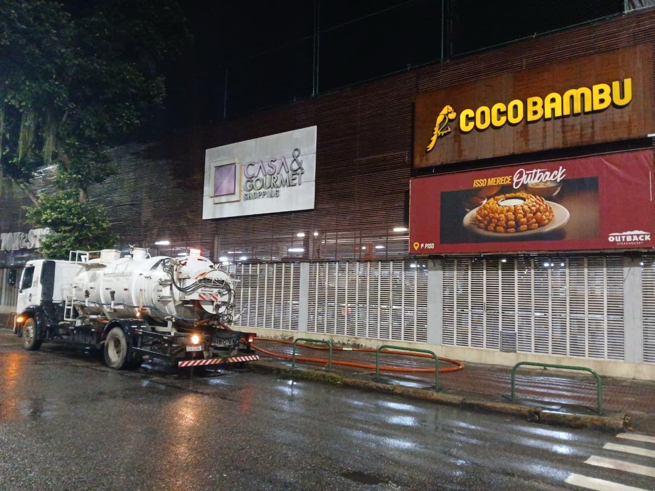 camião limpa fossa atendendo o estabelecimento coco bambu