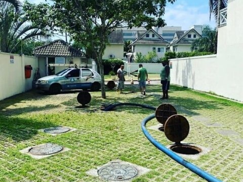 fossas sendo limpas pelo caminhão